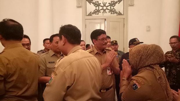 Antrean ini mengular dari dalam ruangan Balairung hingga ke luar pendopo Balai Kota.