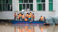 Kementerian Urusan Sipil China menyatakan, sedikitnya 33 orang dipastikan tewas akibat banjir ini. Sedangkan 15 orang lainnya dilaporkan hilang. REUTERS/Stringer.