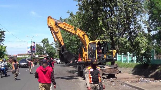 Setelah penertiban, kendaraa berat dari Dinas PU segera bekerja