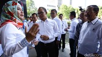 Ia memberi semangat, arahan dan bersalaman usai para pegawai merayakan musim lebaran Idul Fitri 1438 H dan cuti bersama.
