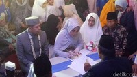 Sejak awal menikah, isu miring datang menghajar. Pihak yang mengaku kerabat Khairil mengatakan suami baru Muz punya utang banyak dan punya wanita lain. Foto: Veynindia E. Pardede
