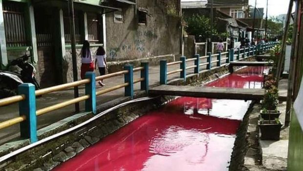Viral Foto Sungai di Bandung Berwarna Merah