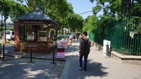 Apa saja yang mereka jual? Souvenir khas mulai dari gantungan kunci, tempelan kulkas hingga miniatur menara Eiffel (Toriq/detikTravel)