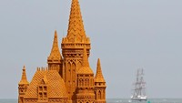 Para pemahat mengerjakan karya seni ini selama 5 minggu lho! Patung pasir ini bisa kita lihat sampai bulan September (Yves Herman/ REUTERS).