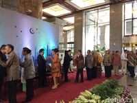 Tampak Miranda Goeltom Mengenakan Dress Terusan Warna Oranye di Tengah Silaturahmi Bank Indonesia bersama Direksi Perbankan 