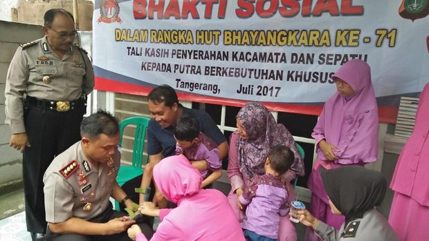Muhammad Toriq (10) dan Muhammad Faizul (4) menerima kado berupa sepatu dan kaca mata khusus.
