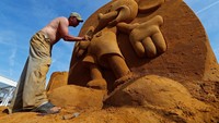 Festival ini merupakan salah satu festival memahat pasir terbesar di dunia lho! Karya lucu-lucu ini diciptakan dari 7.000 ton pasir. Wow! (Yves Herman/ REUTERS)