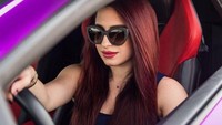 Koleksi mobil mamah muda yang bernama Natalia Itani ini pasti membuat orang lain keder. Foto: Carscoops