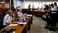 Tak sendiri Menhub ditemani oleh Dirjen Perhubungan Darat Pudji Hartarto dan Plt. Kepala Badan Pengelola Transportasi Jabodetabek (BPTJ) Bambang Prihantono.