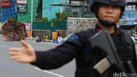 Tas hitam tersebut sengaja ditinggalkan pemiliknya yang terlihat oleh sopir angkot dengan gelagat seseorang yang mencurigakan.