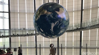 Android Cantik dan Atraksi Robot Asimo di Museum Miraikan