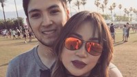 Dilihat dari postingan sang kekasih, Aditya selalu mesra dengan kekasihnya. Ini adalah momen ketika mereka menonton festival musik besar di Coachella. AS. Foto: Instagram @keziatoemion