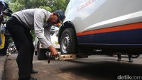 Petugas menyisir sejumlah kawasan seperti Manggarai dan Tebet dari parkir liar yang menjadi salah satu biang kemacetan di Ibukota.