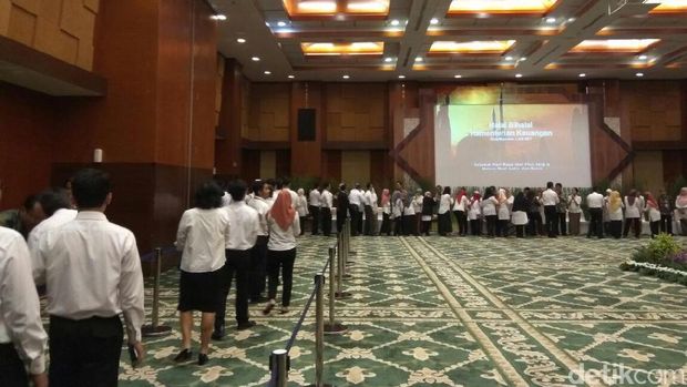 Sri Mulyani Salami Ratusan Tamu Saat Halal Bihalal