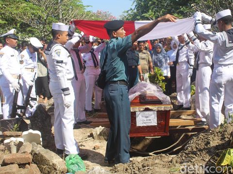 Tangis Histeris Istri dan Anak Tunggal Budi Santoso Sebelum Pemakaman