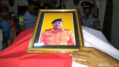 Isak Tangis Sambut Jenazah Nyoto Korban Heli Basarnas