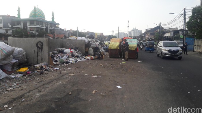 Petugas Belum Bekerja, Sampah Menumpuk di Pinggir Kali Sunter