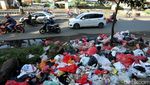 Pasca Lebaran Sampah Menumpuk di Jalan KH Noer Ali