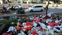 Tumpukan sampah ini membuat pemandangan tidak sedap.