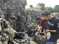 Relawan Bersihkan Area Goa Sunyaragi Cirebon Usai Libur Lebaran