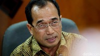 Menteri Perhubungan Budi Karya Sumadi mengumumkan Peraturan Menteri Perhubungan (Permenhub) Nomor 26 Tahun 2017 di Gedung Karsa, Kemenhub, Jakarta, Senin (3/7/2017).