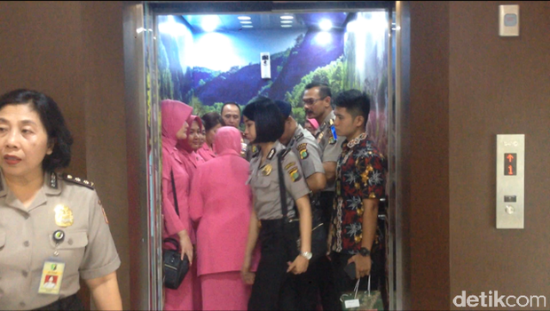 Kapolda Metro Jenguk 2 Anggota Brimob Korban Penusukan Teroris