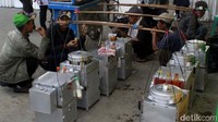 Mereka mengelilingi area acara yang digelar di Dome Bale Rame.