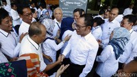 Menteri Ketenagakerjaan M Hanif Dhakiri menyapa dan bersilaturahmi pegawai di halaman gedung kementrian tenaga kerja di Jakarta, Senin (3/7/2017).