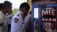 Puluhan roda makanan itu disiapkan Pemkab Bandung sebagai hidangan untuk para pegawai negeri sipil (PNS) hingga warga setelah bersilaturahmi menyalami Bupati Dadang M Naser dan Wakil Bupati Gungun Gunawan.