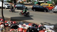 Seperti terlihat tumpukan sampah di Jalan KH Noer Ali, Kalimalang, Kota Bekasi, Senin (03/07/2017).