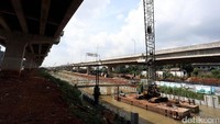 Tak ada aktifitas pekerja dan belum kembali beroperasinya pembangunan di proyek Tol Becakayu.