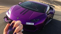 Foto-foto Natalia berpose dengan mobil mewah di akun Instagram pun banyak disukai warganet. Foto: Carscoops