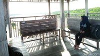 Di setiap tingkat, terdapat ruangan dengan bangku kayu yang disediakan untuk berisitirahat (Bonauli/detikTravel)