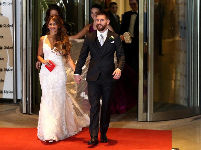 Messi & Antonella ZURICH, SWITZERLAND - JANUARY 11: Lionel Messi of Argentina and FC Barcelona and his partner Antonella Roccuzzo attend the FIFA Ballon dOr Gala 2015 at the Kongresshaus on January 11, 2016 in Zurich, Switzerland. (Photo by Matthias Hangst/Getty Images)