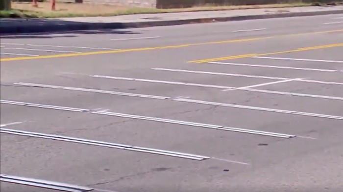 Cegah Balap Liar, Ada Papan Penggilasan di Jalanan Amerika