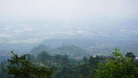 Memang, pemandangan dari Basecamp Mawar Gunung Ungaran sudah cantik dengan ditambah hawa sejuknya. Apalagi ditambah instalasi hati dari rangkaian botol mineral dari para pendaki itu jadi semakin instagramable (Masaul/detikTravel)