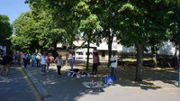 Ya, bukan hanya Jakarta saja yang ada pedagang kaki lima, di Paris juga ada. Mereka adalah para imigran dari Afrika dan juga Asia (Toriq/detikTravel)