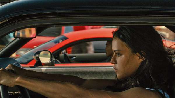 Melihat Adegan Berbahaya Michelle Rodriguez di Fast & Furious Melihat Adegan Berbahaya Michelle Rodriguez di Fast & Furious