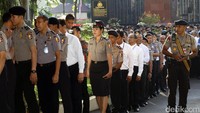 Ada sekitar 1000 anggota Polri dan PNS yang bersalaman secara bergiliran dengan pejabat Mabes Polri. Mereka antre panjang dan mengular.