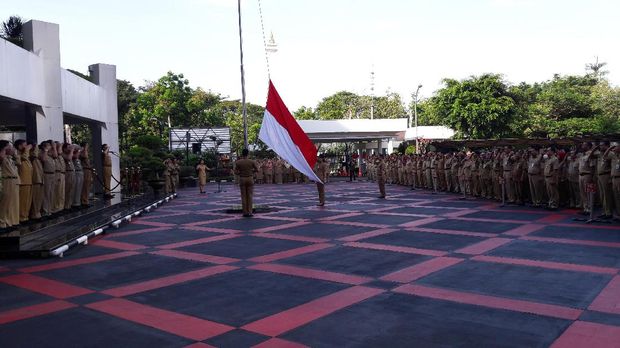 Mendagri akan memberikan 'hadiah' kepada PNS yang bolos di hari pertama kerja.