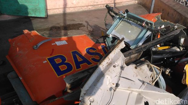  Serpihan heli Basarnas yang jatuh di Pegunungan Butak, Temanggung
