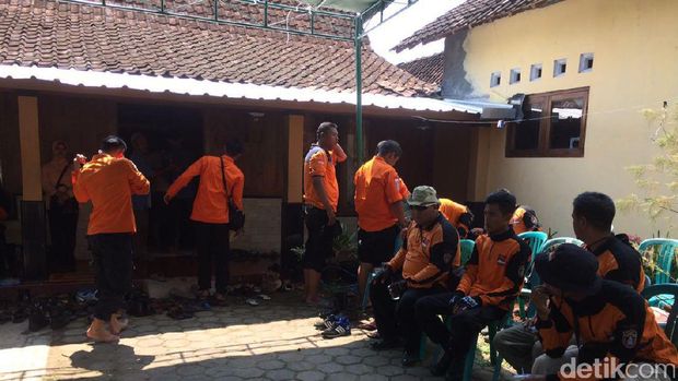 Isak Tangis Keluarga Sambut Kedatangan Jenazah Afandi di Rumah Duka