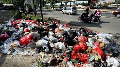 Pasca Lebaran Sampah Menumpuk di Jalan KH Noer Ali