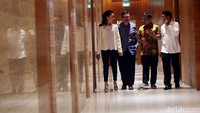 Wakil Ketua Pansus Angket KPK Fraksi PDI-P Risa Mariska (kiri) bersama Anggota Pansus Angket KPK, Misbakhun (kanan) bersama Anggota Pansus Angket KPK Fraksi PDI-P, Masinton Pasaribu (kedua kanan) dan Anggota Pansus Angket KPK Fraksi PDIP Eddy Kusuma Wijaya berbincang  usai menggelar rapat Interen.
