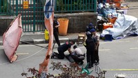 Begini aksi tim penjinak bom mengamankan tas tersebut.