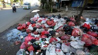 Pasca Lebaran, tumpukan sampah mulai menghiasai sejumlah titik Jalan di Kota Bekasi.