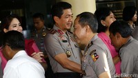 Para pejabat tinggi Mabes Polri ini tampak didampingi oleh para istri yang tergabung dalam Bhayangkari. Mereka kompak menggunakan seragam berwarna merah muda.