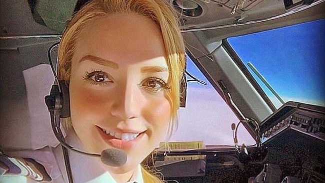 Bikin Jatuh Cinta, Aneka Potret Selfie Pilot Cantik