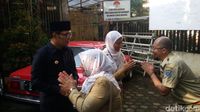 Wali Kota Bandung Ridwan Kamil dan PNS halalbihalal di kantor Kecamatan Sumur Bandung.