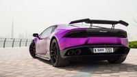 Ibu 2 anak ini pun ternyata cukup dermawan. Dia membuat kuis bagi warganet yang ingin duduk di mobil Lamborghini miliknya.  Foto: Carscoops